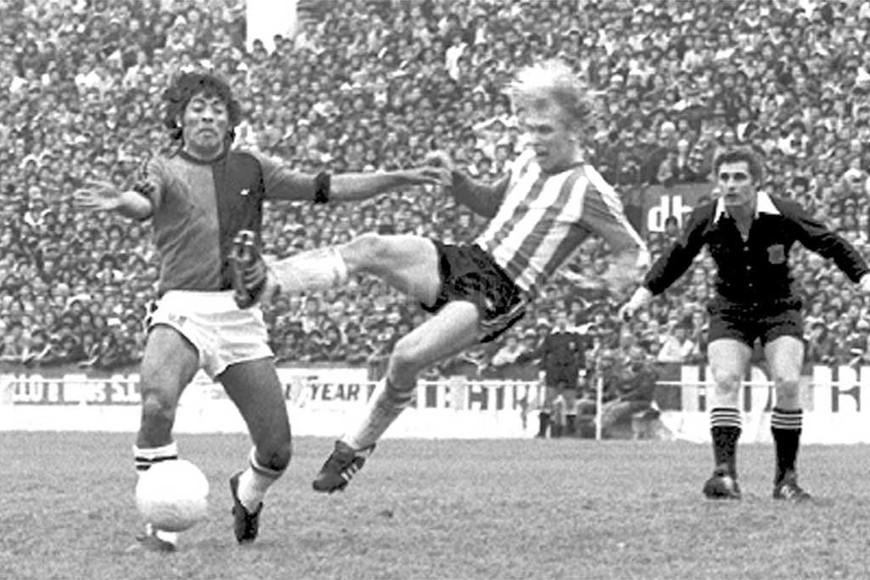 ELLITORAL_330756 |  Archivo El Litoral Así jugaba el Choclo, dejando la vida en cada pelota como ocurre en esta jugada con el Negro Agüero, en un clásico de hace cuatro décadas, mientras Calabria mira de cerca el desenlace.