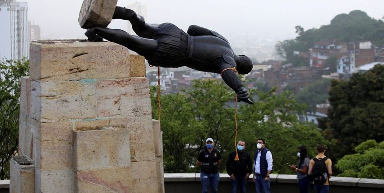 Colombia: indígenas derriban por segunda vez una estatua de Sebastián de Belalcázar