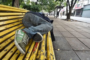 ELLITORAL_305327 |  Guillermo Di Salvatore Personas durmiendo en bancos de plazas o con sus colchones sobre veredas, una postal que se observa con frecuencia en muchos sectores de la ciudad.
