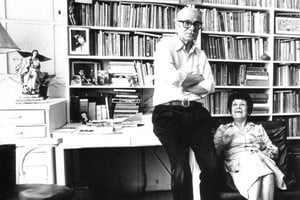 Archivo Ernesto Sábato y Matilde en su caóticamente ordenado estudio.