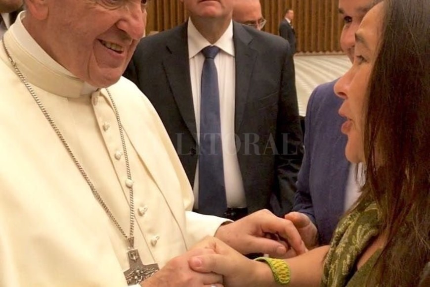 ELLITORAL_259832 |  Gentileza La socióloga junto al Papa Francisco, a quien respeta como líder mundial.
