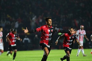 Pablo Aguirre Después de haber sido campeón sudamericano junto a Rafael Delgado, en Defensa y Justicia, Nicolás Leguizamón acordó la rescisión con el club de Florencio Varela y llegará otra vez al Centenario para reinsertarse en el plantel de Domínguez. El técnico lo habló.