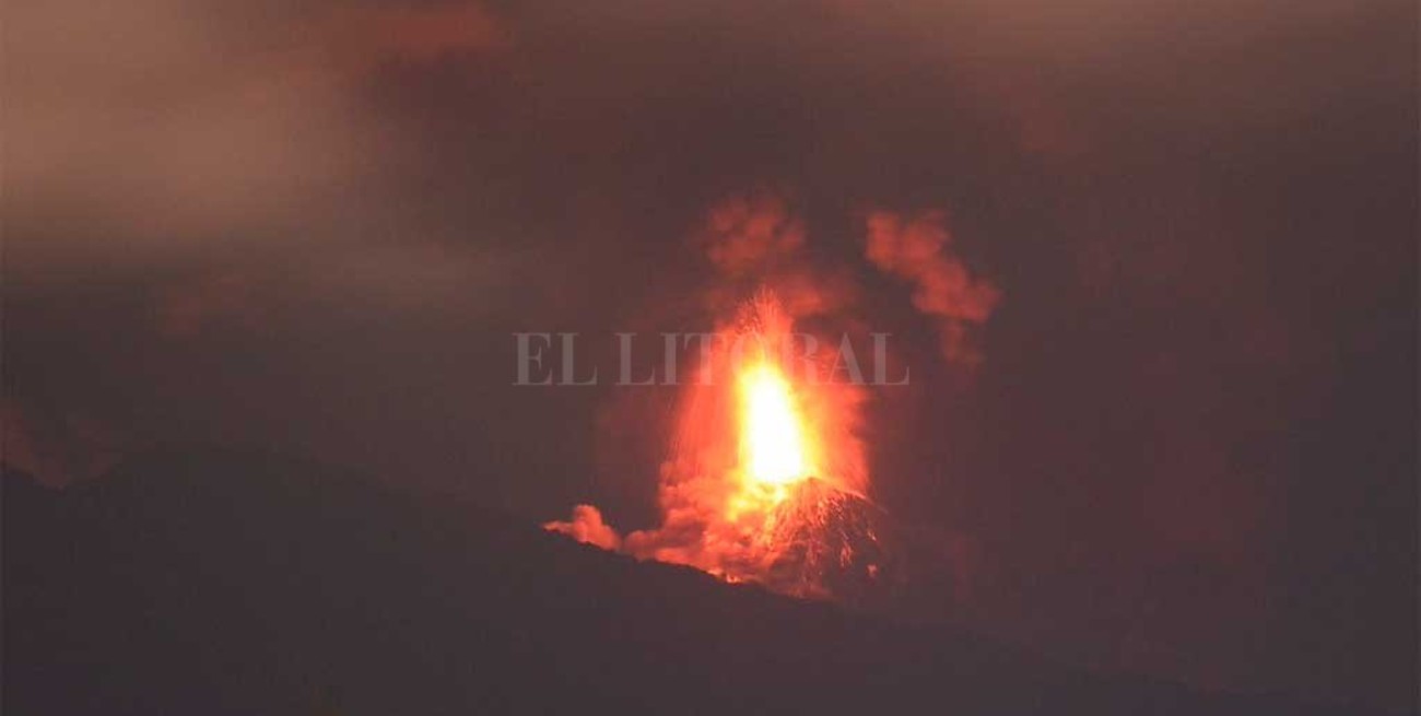 Evacúan más de 3 mil personas en Guatemala por erupción del Volcán de Fuego