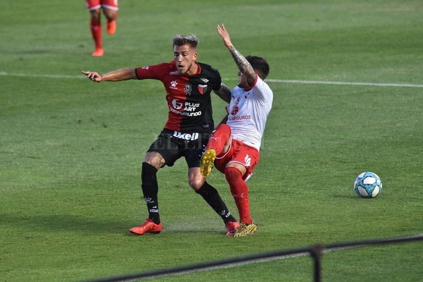ELLITORAL_347557 |  Mauricio Garín Gonzalo Piovi y el jugador de Independiente se olvidan de la pelota en el fragor de la lucha. El ex Defensa será titular en Tucumán, pero jugando de defensor en lugar de Delgado (hasta ahora, lo hizo de carrilero por izquierda). Además, Garcés ocupará la plaza de Olivera, que sigue lesionado.