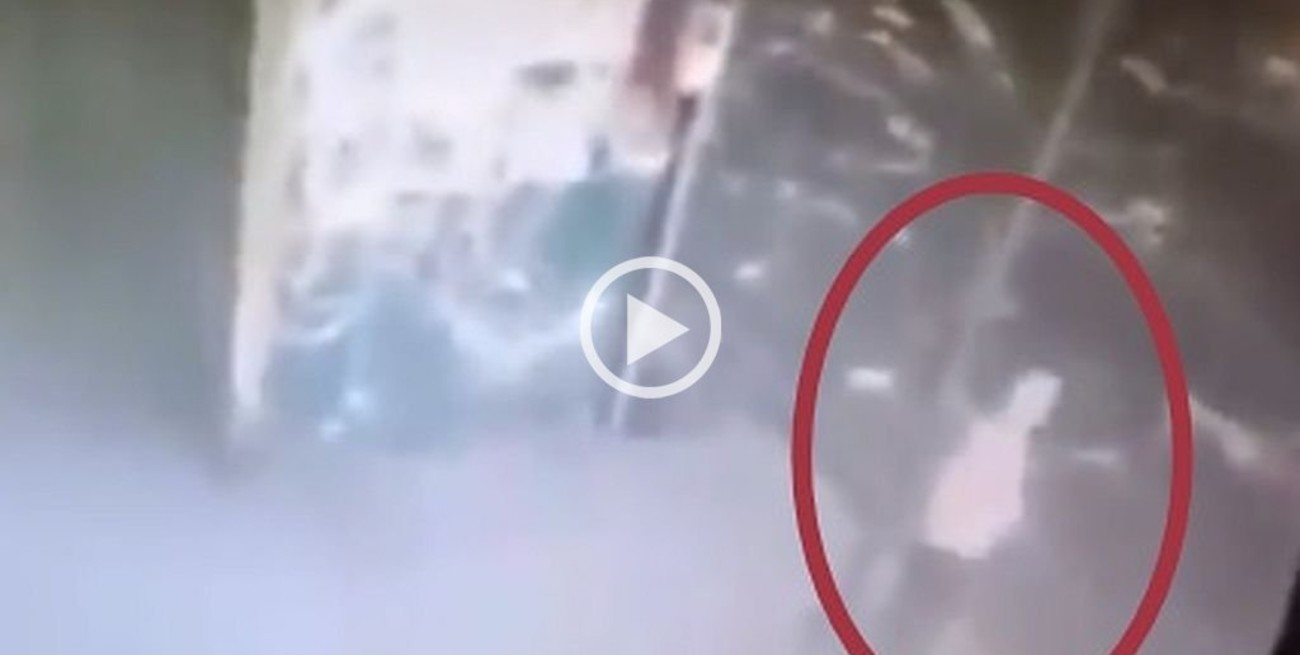 Video: atropelló y mató a una anciana y huyó pero luego volvió a recuperar el espejo del auto