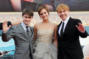 ELLITORAL_418550 |  Dave M. Benett LONDON, ENGLAND - JULY 07:  (EMBARGOED FOR PUBLICATION IN UK TABLOID NEWSPAPERS UNTIL 48 HOURS AFTER CREATE DATE AND TIME. MANDATORY CREDIT PHOTO BY DAVE M. BENETT/GETTY IMAGES REQUIRED)  (L to R) Actors Daniel Radcliffe, Emma Watson and Rupert Grint attend the World Premiere of 'Harry Potter And The Deathly Hallows Part 2' in Trafalgar Square on July 7, 2011 in London, England.  (Photo by Dave M. Benett/Getty Images)