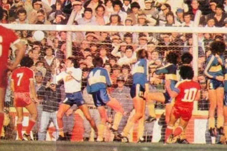 ELLITORAL_336722 |  Archivo El tiro libre, la pegada de Maradona, la pelota rumbo a la red y Gatti mirando el recorrido.