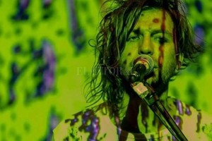ELLITORAL_226604 |  Gentileza producción ntervenido: Geller en vivo, bañado por una proyección visual; la banda se afianza en los shows, que incluyen teatro y poesía.