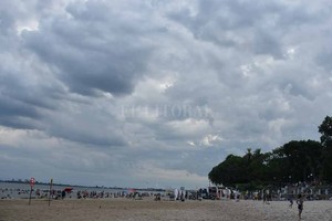 ELLITORAL_234503 |  Manuel Alberto Fabatía Las arenas del Espigón I fueron escenario de un disturbio este viernes por la tarde que terminó con dos adolescente trasladados por la policía.