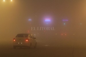ELLITORAL_389866 |  Mauricio Garín La niebla, frecuente en las priemras horas del día y al atardecer, reduce drásticamente la visibilidad horizontal, advierten desde la Agencia de Seguridad Vial.