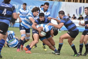 ELLITORAL_244772 |  Luis Cetraro Alejandro Molinas (h) defiende la posesión de la pelota a la salida de una formación, con la ayuda de José Gálvez y Emanuel Piermarini.