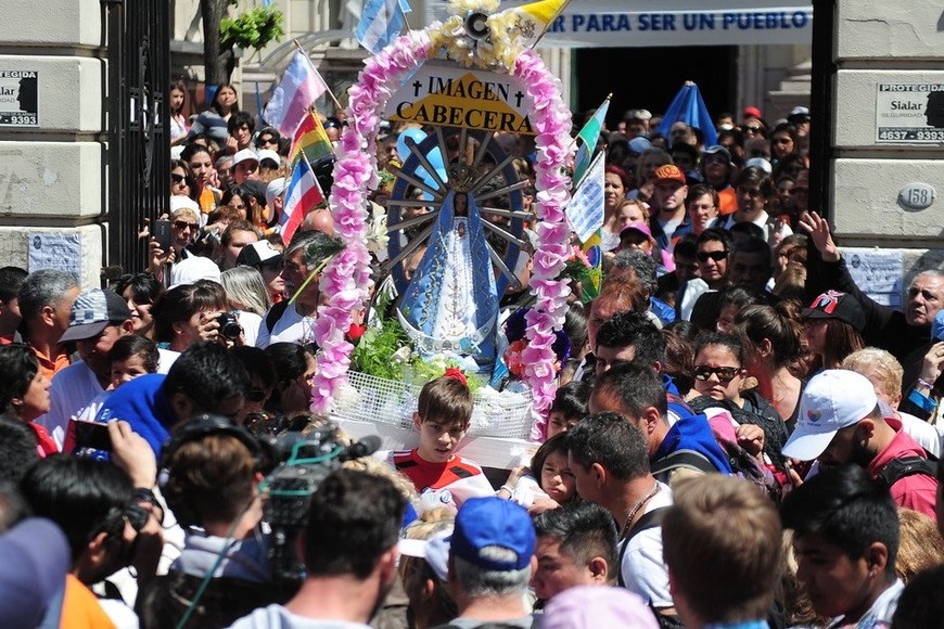 ELLITORAL_225310 |  Internet Cientos de miles de personas peregrinaron 70 km. entre San Cayetano -en Liniers- y la Basílica de Luján.