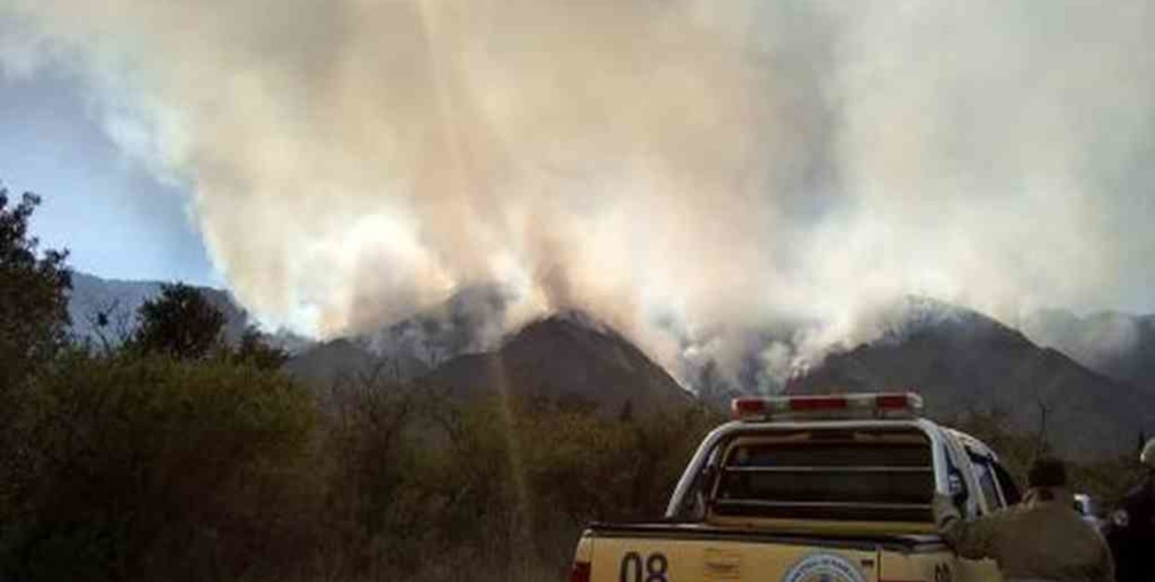 Nueves dotaciones combaten un incendio forestal en las sierras de San Luis
