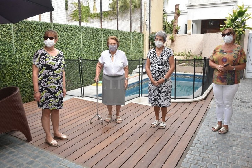 ELLITORAL_363147 | Guillermo Di Salvatore Homenaje a Hurí. Estas mujeres son miembros de la Asociación Cooperadora del Hospital Iturraspe y quienes quisieron recordar a Hurí contando su obra. De izquierda a derecha son: María Teresa Murana (vocal), Elsa Muñoz de Toro de Munella (vicepresidenta), Marta Vicario (tesorera) y Alicia Luini (presidenta).