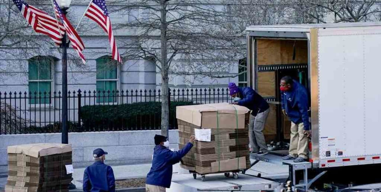El inicio de la salida de Trump: la imagen de un camión de mudanzas en la Casa Blanca que se hizo viral en redes