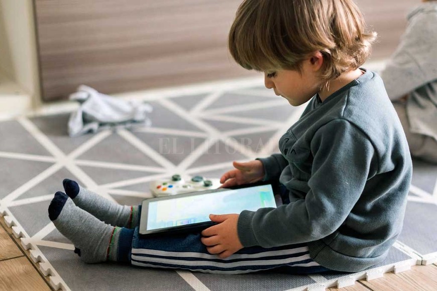 ELLITORAL_353429 |  El Litoral La sobre exposición a los dispositivos y contenidos audiovisuales disponibles en Internet, trae aparejada una sobre estimulación que desencadena ansiedad, tensión, intranquilidad, urgencia, poca tolerancia a la frustración, explicó una especialista.