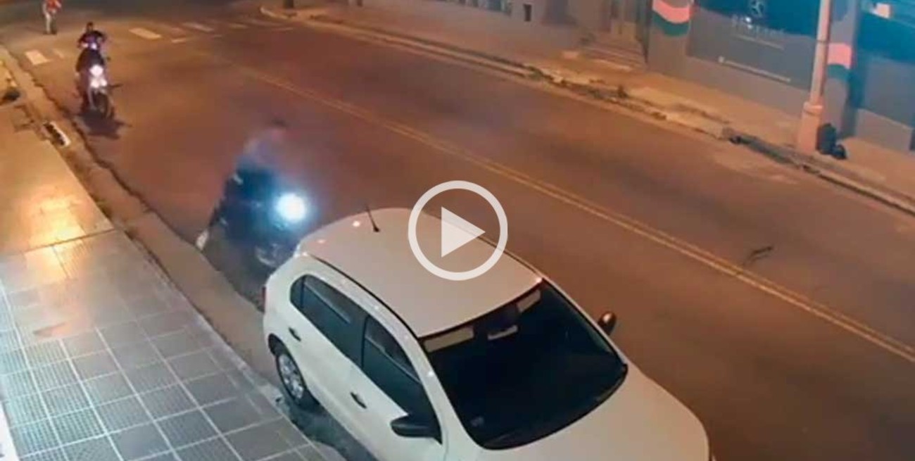 Video: hacía "willy" con la moto, chocó un auto y terminó en el suelo