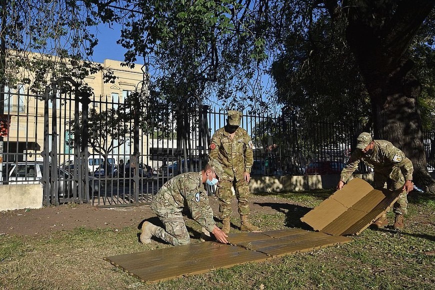 ELLITORAL_372693 |  Pablo Aguirre Personal militar en pleno armado del piso.