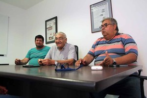 Mauricio Garín Tres destacados. Alejandro Forni, Hugo Coronel y Alejandro Vázquez, presidente, tesorero y DT del nuevo proyecto de Deportivo Agua FC.