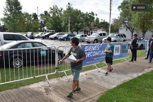 ELLITORAL_240198 |  Luis Cetraro Hasta último momento los interesados pudieron observar y revisar los vehículos quitados a estafadores e integrantes de bandas delictivas desbaratadas por el Estado santafesino.