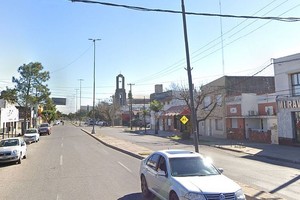 Google Street View Un comercio de avenida Fray Cayetano Rodríguez al 3700 (foto) y una casa del barrio Barranquitas fueron los dos objetivos de los delincuentes.