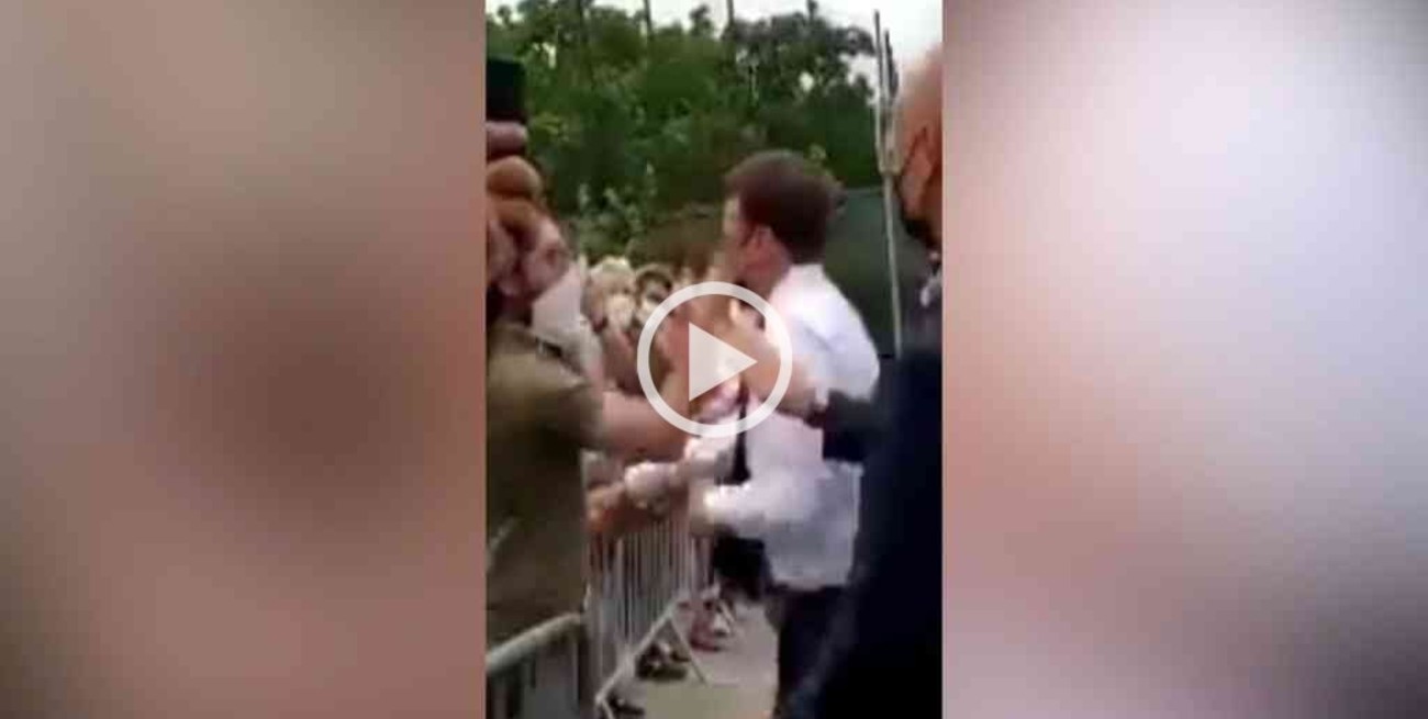 Video: un hombre le pegó una cachetada al presidente Macron en pleno acto electoral