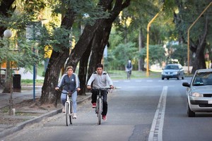 Pablo Aguirre Ciclistas aprovechan el carril exclusivo de colectivos de calle Rivadavia por la ausencia de los coches