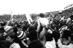 ELLITORAL_393409 |  Archivo El Litoral Esta imagen se dio hace exactamente 32 años. Era un duro momento para Unión, con el descenso de categoría un año antes luego de 13 años ininterrumpidos en Primera. Se recuperó y volvió en un año, como antes había ocurrido con San Lorenzo y Rosario Central.