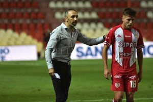 ELLITORAL_369109 |  Pablo Aguirre ¡Buena, pibe! , parece decirle Azconzábal a Federico Vera, la figura de Unión y del partido.