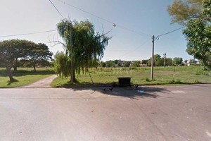 ELLITORAL_230368 |  Captura de Pantalla - Google Street View Pedro Ferré se corta por la vía. Vecinos reclaman su apertura y, además, la urbanización de la zona.