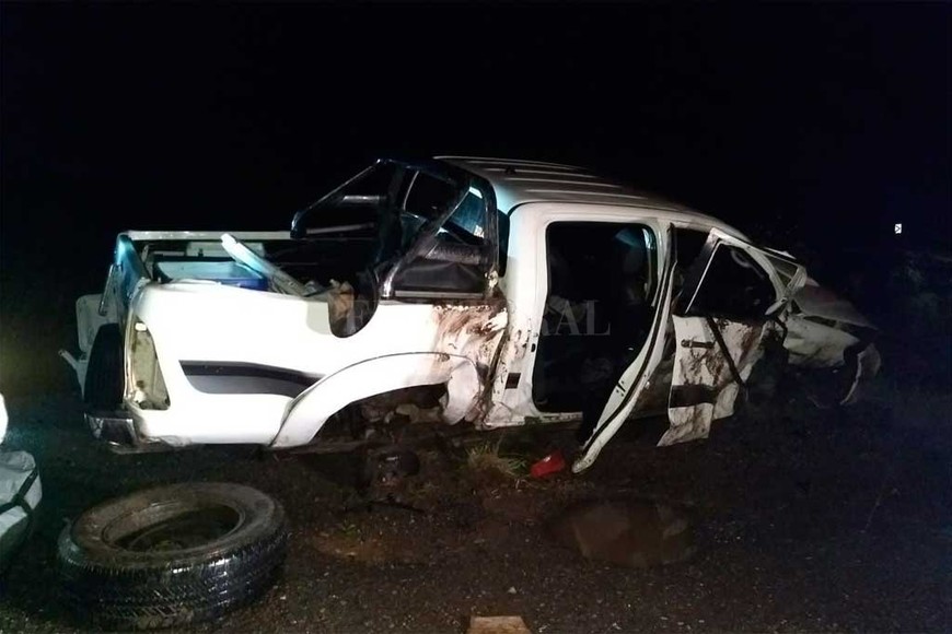 ELLITORAL_401212 |  El Litoral Dos hombres y un adolescente sufrieron lesiones tras la colisión de una Toyota Hilux contra una alcantarilla.