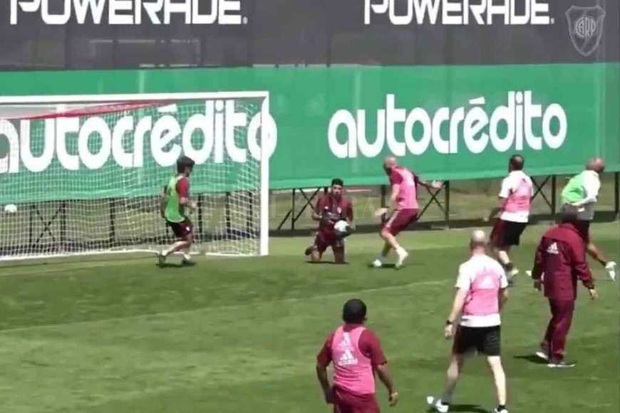 ELLITORAL_377579 |  Gentileza Enzo Pérez oficiando de arquero en la práctica de River