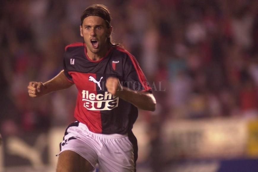 ELLITORAL_297362 |  Flavio Raina Una imagen habitual en aquella temporada 2002-2003, cuando Carignano llegó a tener un promedio de un gol cada dos partidos y fue transferido al Basel de Suiza.