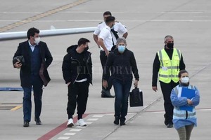 ELLITORAL_389949 |  Marcelo Manera Lio volvió retornó rápidamente al Aeropuerto Islas Malvinas de Rosario junto a su padre Jorge