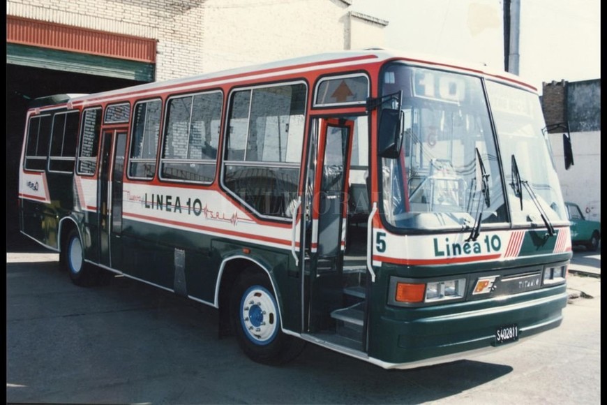 ELLITORAL_382377 |  Imagen de Oscar Pecorari Unidad carrocería Ypec sobre chasis Mercedes Benz LO 1114 AFF (armado fuera de fábrica) construida en 1992. Perteneciente  a la línea urbana 10 de Santa Fe.