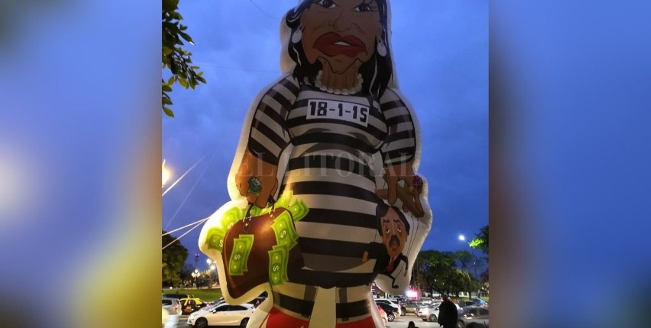 Pusieron un inflable gigante de "Cristina presa" frente a la Facultad de Derecho de la UBA
