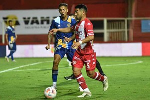 Pablo Aguirre La postura firme y segura que tuvo Nelson Acevedo durante todo el partido, con pelota dominada ante la marca de Almendra. Fue uno de los mejores de Unión y del partido.