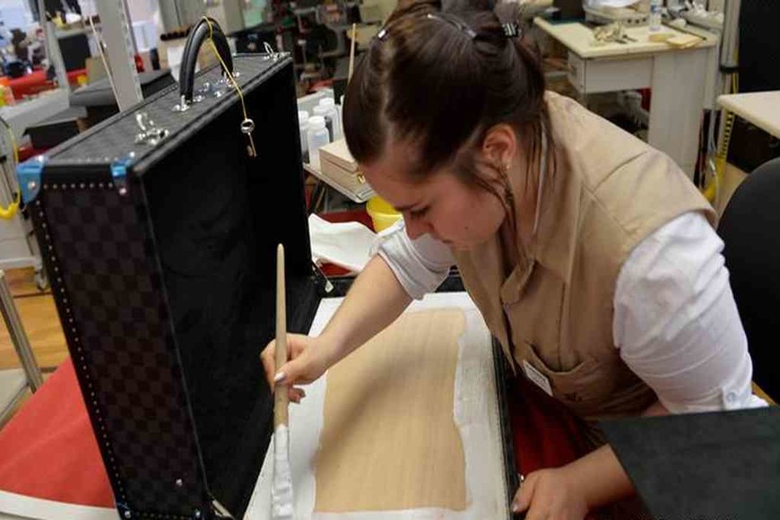 ELLITORAL_394784 |  Imagen ilustrativa Trabajo manuel en la fábrica LVMH Moet Hennessy Louis Vuitton SA, cerca de París.