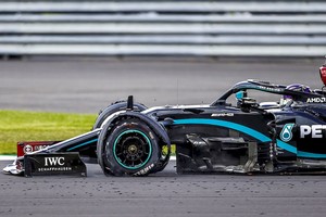 ELLITORAL_317336 |  Andrew Boyers / Pool 02/08/2020 Reino Unido: El séxtuple campeón mundial de Fórmula 1, el británico Lewis Hamilton, sufrió una pinchadura de neumático en los últimos metros de carrera que no le impidió ganar por séptima vez el Gran Premio de Gran Bretaña, cuarta fecha del Mundial 2020, en el que fueron escoltas el neerlandés Max Verstappen (Red Bull) y el monegasco Charles Leclerc (Ferrari). Foto:  EFE/EPA/Andrew Boyers / Pool/amb