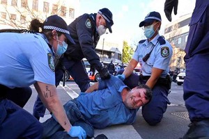 ELLITORAL_392396 |  Imagen ilustrativa Miles de personas se congregaron este sábado en dos de las ciudades más importantes de Australia en contra de las restricciones para contener el coronavirus. Hubo represión, disturbios y más de 50 detenidos.