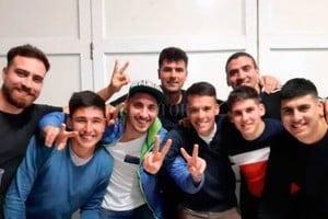 ELLITORAL_259329 |  Gentileza Los amigos de Joaquín (el único con gorra) precisaron que esa noche nadie discutió con ningún  trapito .
