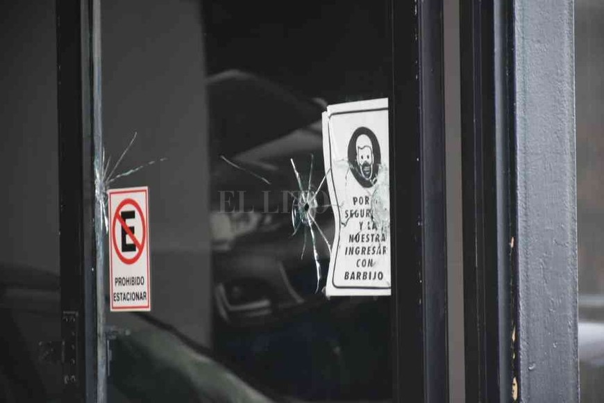 ELLITORAL_399351 |  Flavio Raina La huella de los balazos en el frente del comercio ubicado en Mendoza 3400.