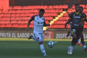 Mauricio Garin. Brian Fernández domina la pelota el día de la victoria ante Defensa y Justicia. Fue uno de los pocos partidos que disputó con la camiseta de Colón. La semana que viene terminará el tratamiento en Quilmes por su problema de adicciones.