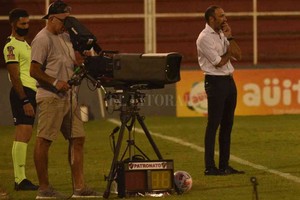 Mauricio Garín Piensa el  Vasco  Azconzábal. El viernes llega Gimnasia y Esgrima a la avenida, ¿qué hará el DT tatengue?, ¿repetirá el equipo titular por tercera vez consecutiva o hará alguna variante? Todo parece indicar que la primera opción es la más sensata, pero...