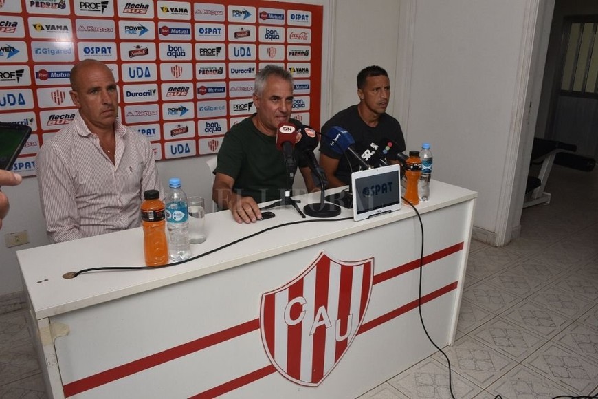 ELLITORAL_290098 |  Guillermo Di Salvatore El momento en que Madelón dio a conocer su decisión, acompañado por el vicepresidente Edgardo Zin y su colaborador más cercano, el  Moncho  Ruiz.