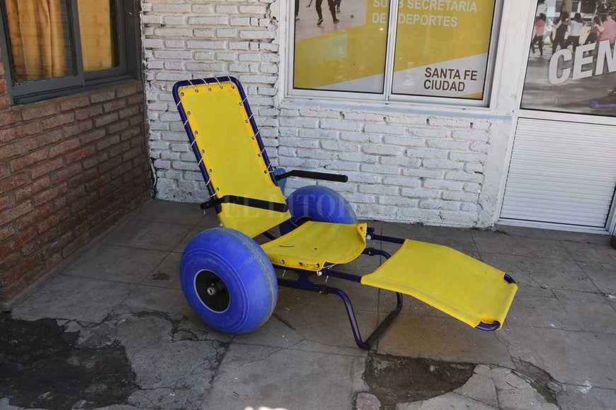 ELLITORAL_235298 |  Guillermo Di Salvatore. Sillas anfibias. Son la novedad y hay varias empresas fabricantes. También fueron implementadas en otras playas de la provincia y en la Costa Atlántica, entre otras.