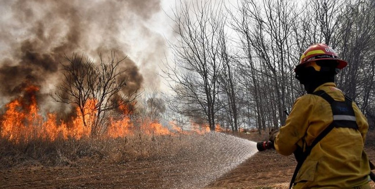 Córdoba: continúa el combate de un incendio forestal en Capilla del Monte