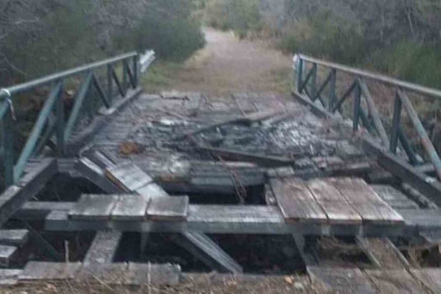ELLITORAL_390871 |  Gentileza Así quedó el puente que cruza el Arroyo Cascada, tras el incendio provocado intencionalmente.