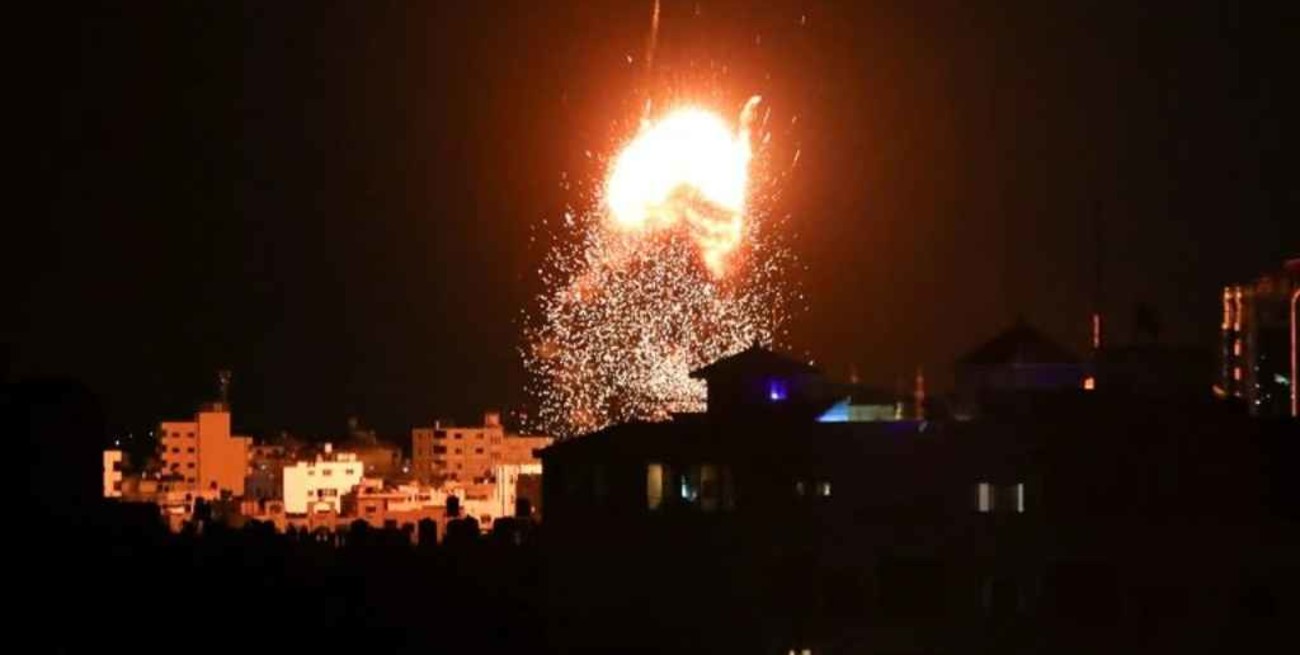 Nuevos bombardeos israelíes en la Franja de Gaza en respuesta a globos incendiarios 
