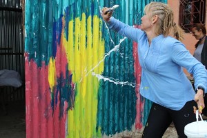 Gentileza La artista santafesina en plena acción en uno de los murales.